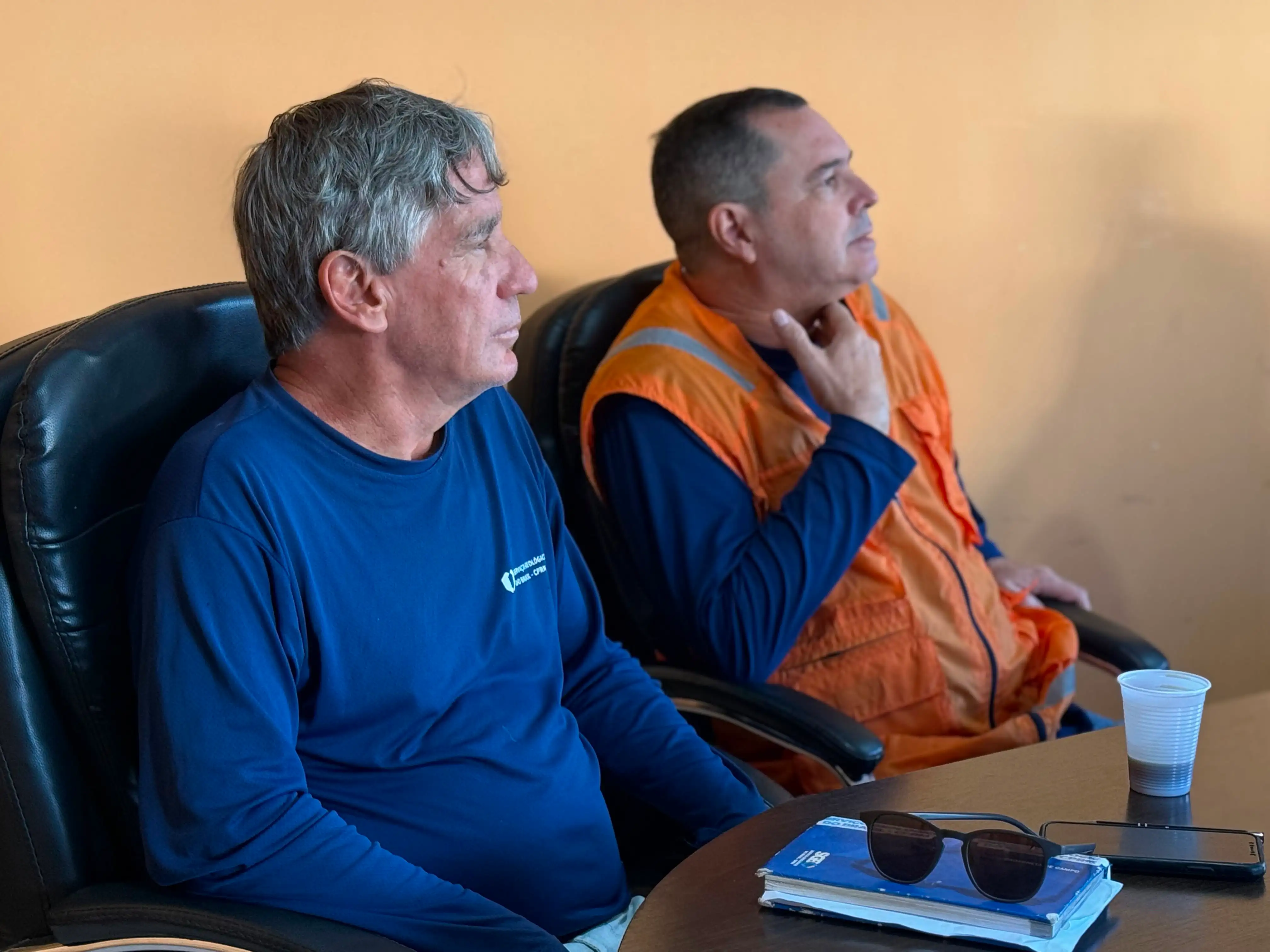 Foto 3 – Prefeitura realiza reunião com Serviço Geológico, Comitê de Crise e Defesa Civil para tratar de rachaduras em residência
