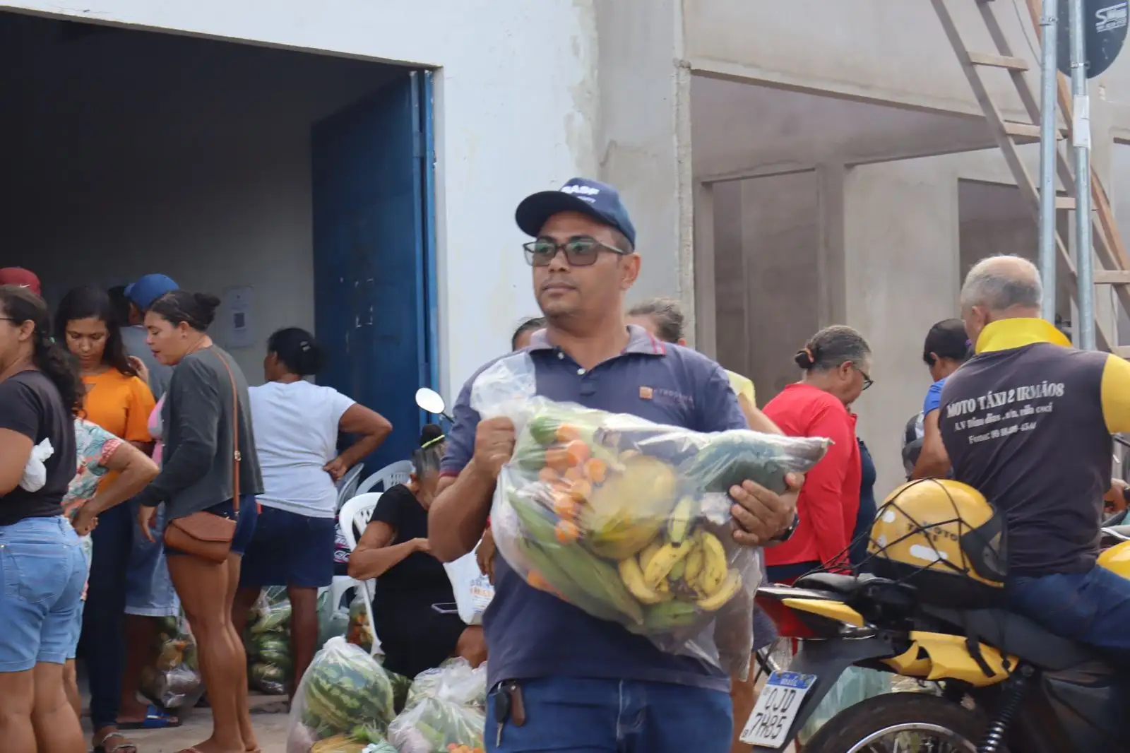 Foto 1 – Mais de 200 famílias são beneficiadas com cestas do Programa de Aquisição de Alimentos em Mangabeiras