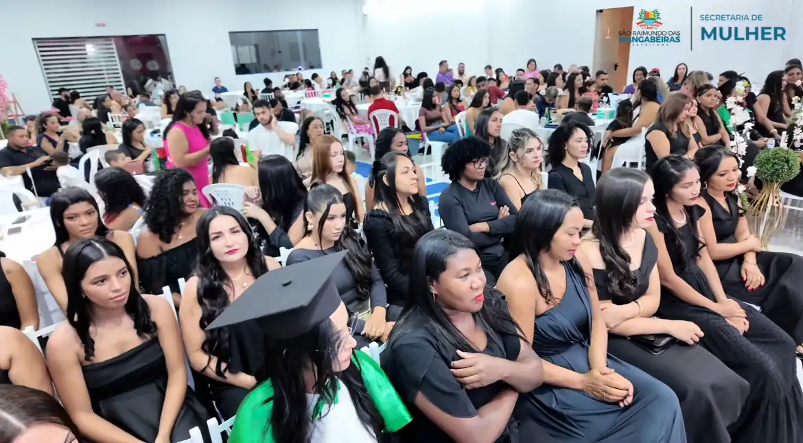 Mangabeiras celebra formatura de 55 profissionais da área da beleza